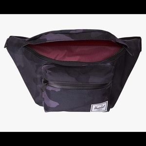 Herschel Seventeen Waist Pack gray purple  camo